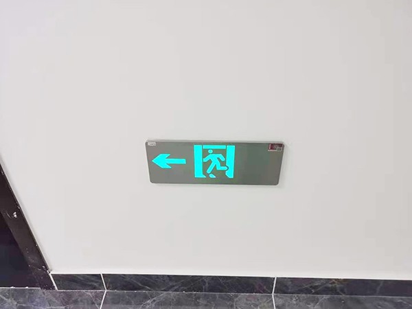 智能疏散照明系統(tǒng)是如何實現(xiàn)自動控制和調(diào)節(jié)的？