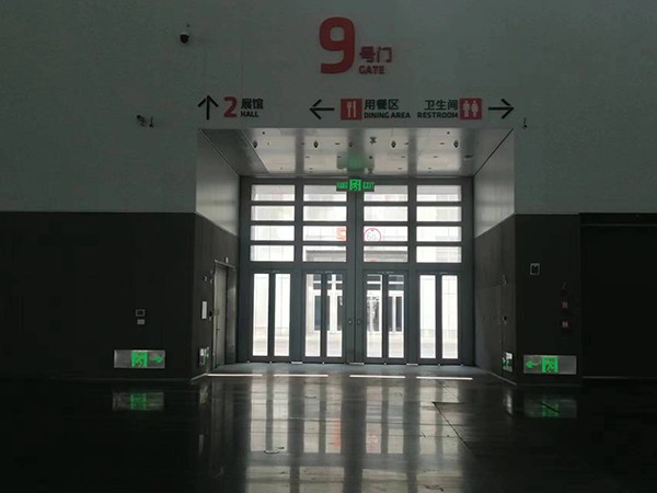 智能疏散指示系統(tǒng)如何實時感知火災并作出反應？
