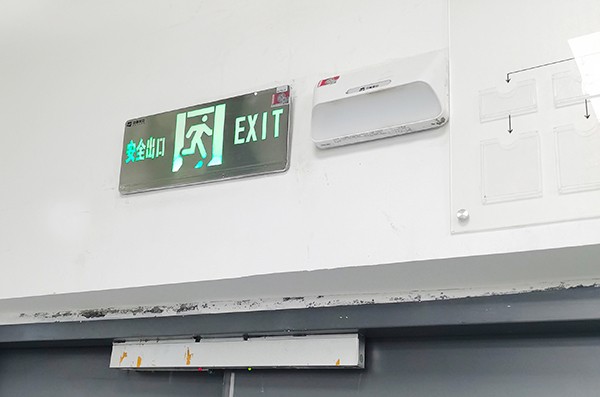 如何確保智能疏散系統(tǒng)在斷電情況下仍能正常工作？