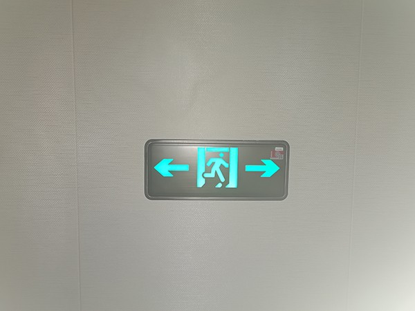 在大型商場(chǎng)中，集中控制智能疏散的優(yōu)勢(shì)何在？